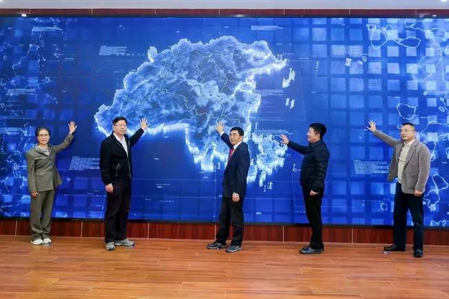 启动仪式上,有关部门领导点亮“福州湿地保护地图”