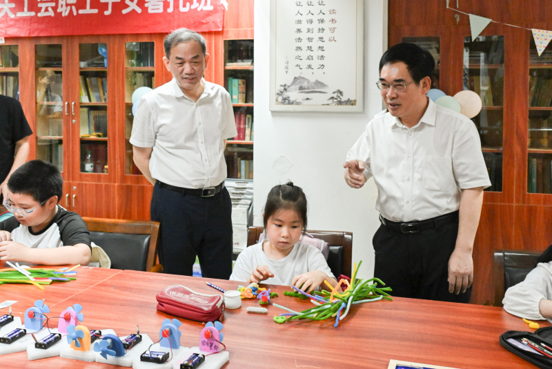 福建省林业局领导看望局机关“暑托班”